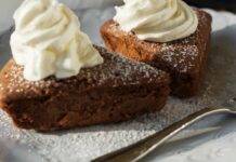 Torta al caffè: buonissima, accompagnala con un ciuffo di panna montata!