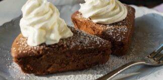 Torta al caffè: buonissima, accompagnala con un ciuffo di panna montata!