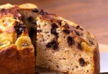 Torta alla banana e gocce di cioccolato semplice, sana e gustosa, perfetta a colazione