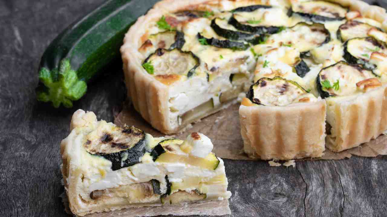 Torta salata con zucchine, feta e fiori