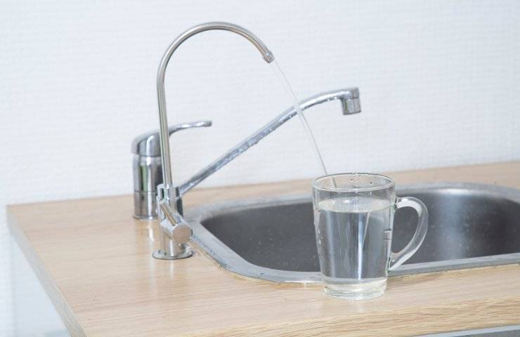 Un rubinetto in funzione in cucina