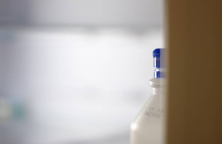 Una bottiglia di latte con su la data di scadenza indicata