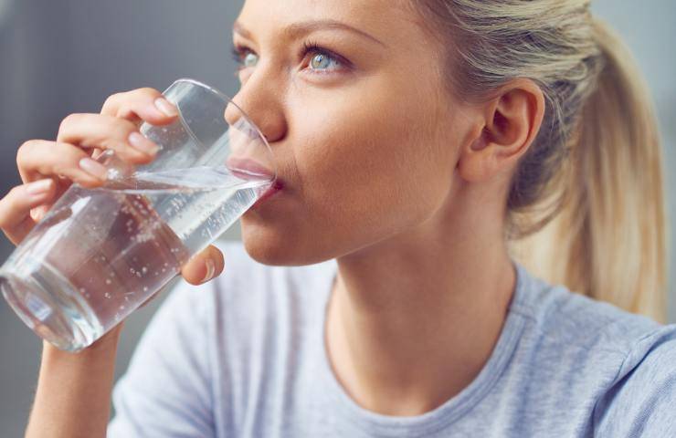 Una donna che beve dell'acqua