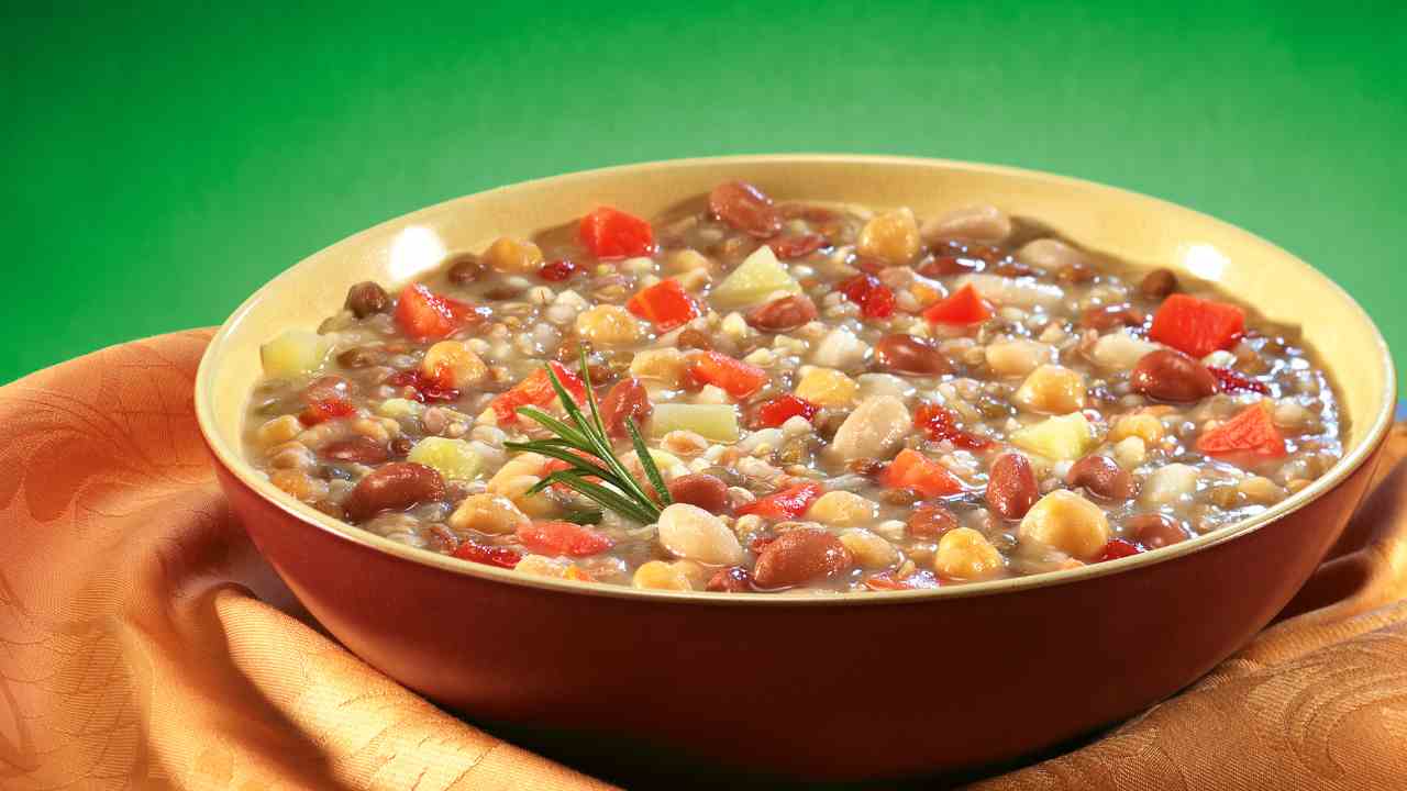 Zuppa alla contadina con legumi e cereali pranzo ricco, ma senza eccedere con le calorie