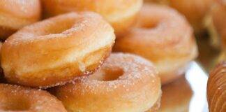 Non saranno leggere, ma una ciambella fritta come si deve ogni tanto ci sta tutta. Foto di Ricetta Sprint