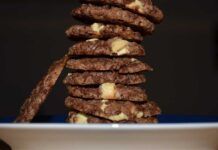 Biscotti di cereali, cacao e cioccolato cotti in padella