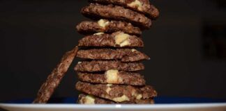 Biscotti di cereali, cacao e cioccolato cotti in padella