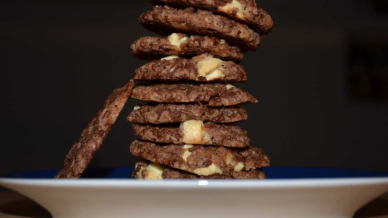 Biscotti di cereali, cacao e cioccolato cotti in padella