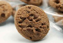 Biscotti di riso con caffè e gocce di cioccolato