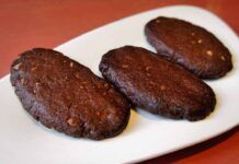 Biscotti grezzi della nonna con cacao e nocciole