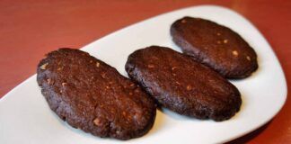 Biscotti grezzi della nonna con cacao e nocciole