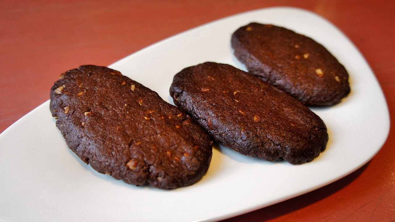 Biscotti grezzi della nonna con cacao e nocciole