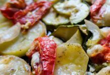 Caponata con patate gratinata al forno: stasera la cena sarà un successone! Caponata con patate gratinata al forno: stasera la cena sarà un successone!