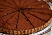 Crostata al cioccolato il dolce per i più golosi, una fetta tira l'altra