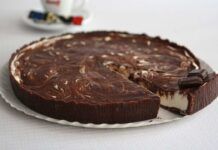 Crostata di frolla fondente e ripieno al latte, deliziosa farai un figurone Crostata di frolla fondente e ripieno al latte