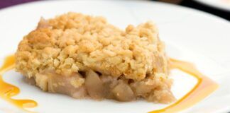 Crumble croccante fuori, morbido dentro: è alle noci e mele, pazzesco!