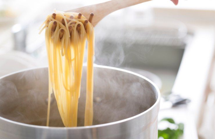 Degli spaghetti in fase di cottura