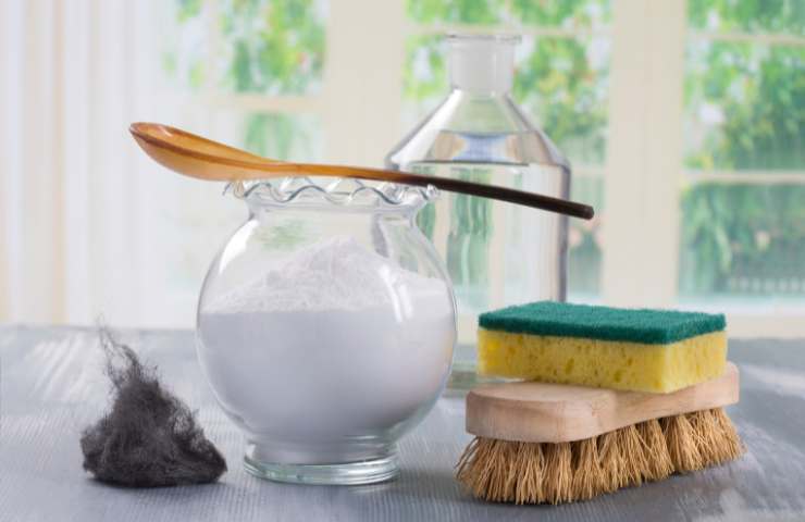 Del bicarbonato di sodio ed altri accessori per pulire