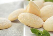 Frollini al limone che si sciolgono in bocca senza burro: prova subito la ricetta! Frollini al limone che si sciolgono in bocca senza burro: prova subito la ricetta!