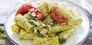 Maccheroni con pesto e pomodori secchi una ricetta nuova per diversificare un classico piatto