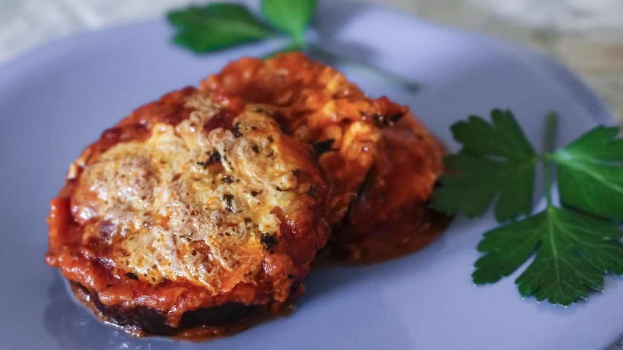 Medaglioni di melanzane ripiene così sono più saporite, ma non ho fritto nulla!