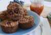 Muffin integrali grezzi con cereali e marmellata