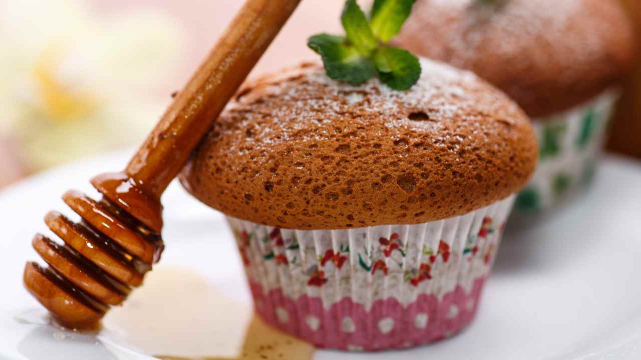 Muffin miele e noci soddisferà la voglia di dolce in ogni momento della giornata