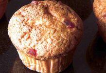 Muffin morbidissimi amarene e cioccolato bianco, la pausa golosa che piace a tutti Muffin morbidissimi amarene e cioccolato bianco