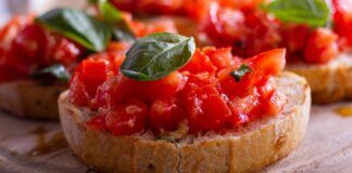 Pane e pomodoro: niente di più buono da preparare in pochissimo tempo, provalo con l'olietto a crudo!