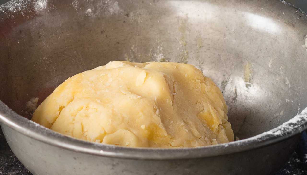 Pasta frolla senza lattosio, o meglio senza burro ma con l'olio: friabilissima!