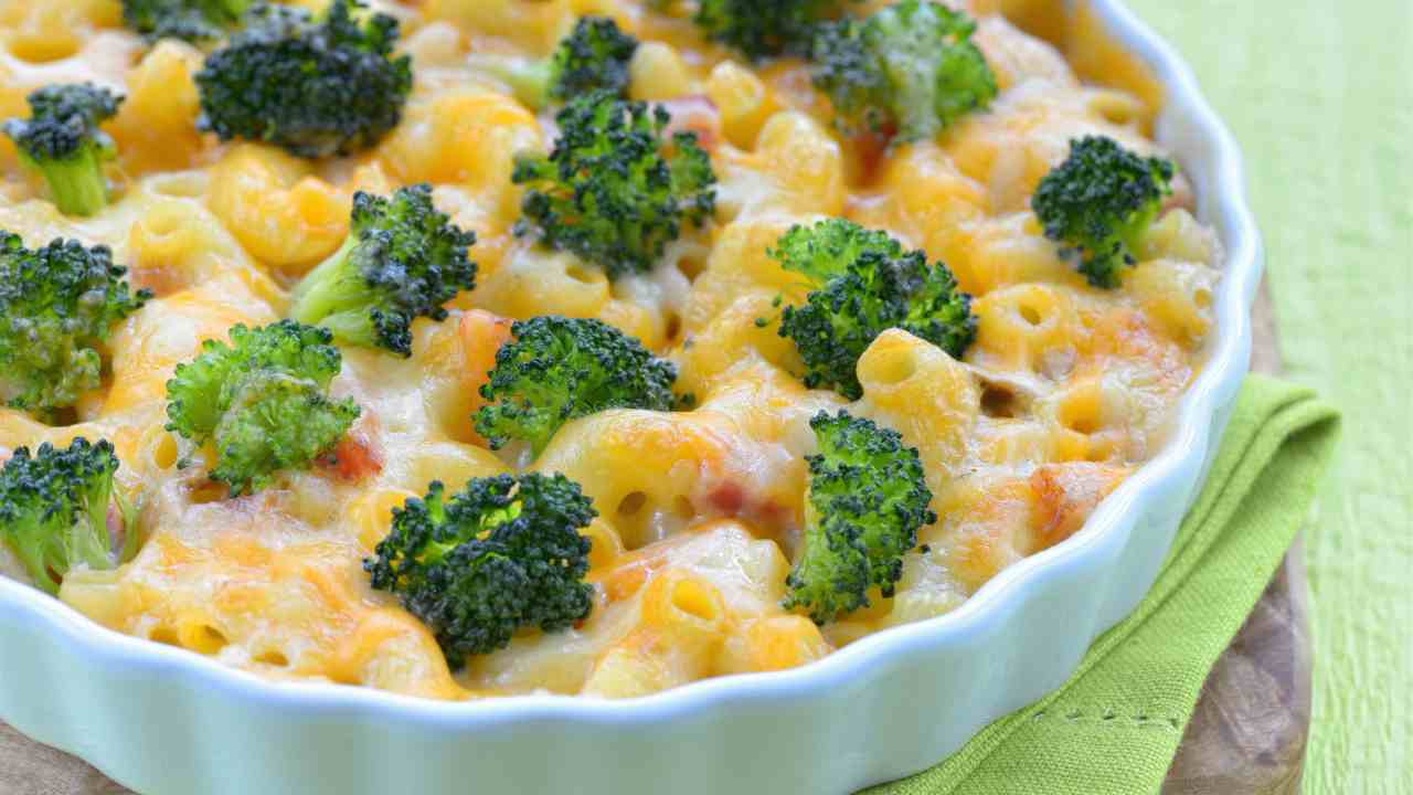 Pasta gratinata con broccoli e formaggio non è il solito piatto, ecco l'ingrediente che fa la differenza 