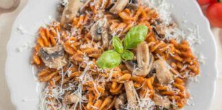 Pasta matta: un leggero sugo rosé arricchito con tantissimi funghi e una bella manciata di parmigiano