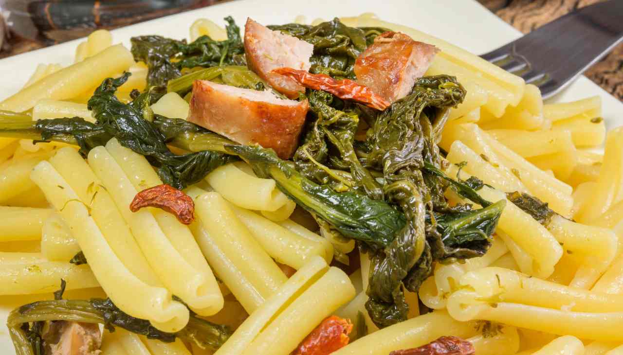 Salsicce e scarola: butta tutto in padella con aglio olio e peperoncino,....ora condiscici la pasta!