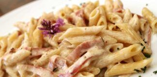 Pranzo diverso? Prova il connubio philadephia e speck per condire la pasta: favoloso!