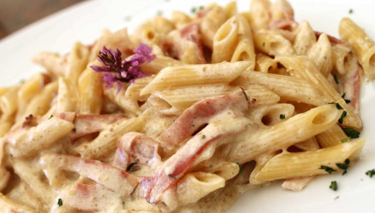 Pranzo diverso? Prova il connubio philadephia e speck per condire la pasta: favoloso!