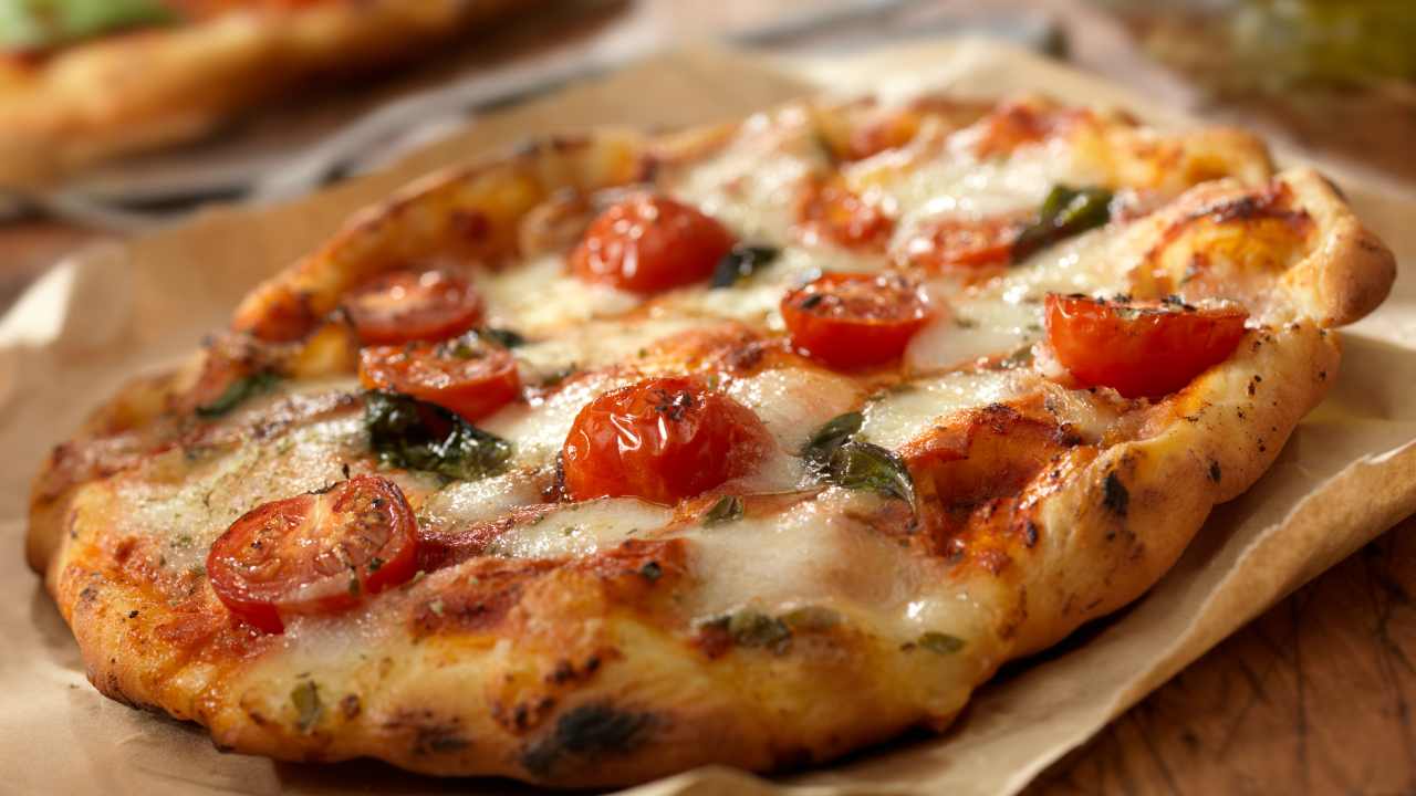 Pizza croccante senza lievito perfetta quando non hai molto tempo, in soli 10 minuti sarà pronta!