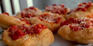 Pizzottelle al pomodoro: un alternativa geniale alla solita pizza. Prepara l'impasto, e lascialo fare!