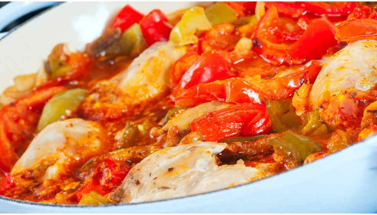 Facile, veloce e buonissimo: il pollo con i peperoni, metti tutto in forno e non ci pensi più! 
