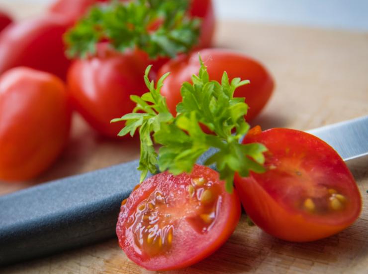 Gratina i pomodori nella friggitrice ad aria: il pranzo perfetto se sei a dieta! Foto di Ricetta Sprint
