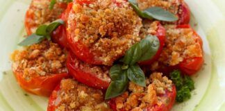 Gratina i pomodori nella friggitrice ad aria: il pranzo perfetto se sei a dieta!