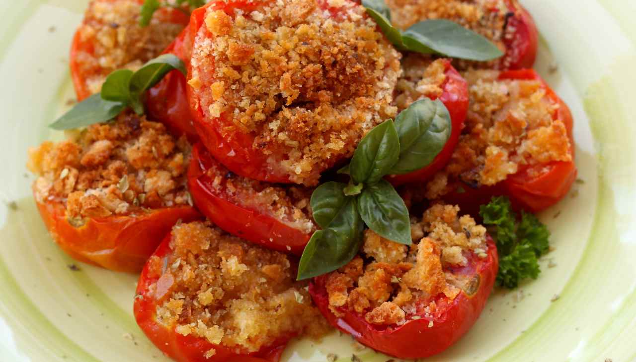 Gratina i pomodori nella friggitrice ad aria: il pranzo perfetto se sei a dieta!