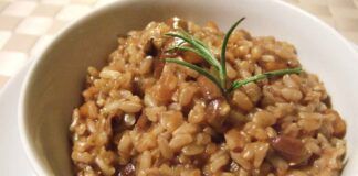 Risotto ai funghi e speck un classico piatto che non può mancare in un'occasione speciale