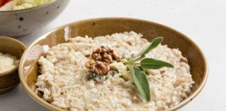 Risotto alle noci e gorgonzola dal sapore deciso e inconfondibile, anche chi non adora il gorgonzola lo apprezzerà