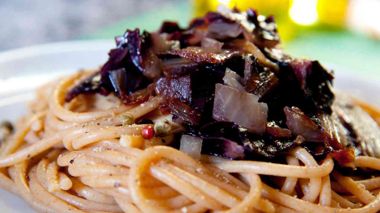 Spaghetti al radicchio in soli 10 minuti metti il pranzo in tavola 