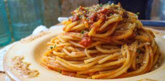 Spaghetti alle briciole con 3 ingredienti e pochi euro servirai il pranzo alla tua famiglia