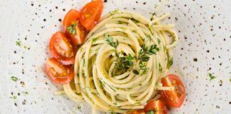 Spaghetti all'olio e origano per un pranzo dell'ultimo minuto