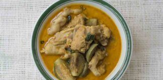 Straccetti di pollo scaloppati in brodo al curry