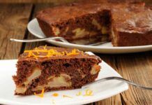 Torta al cioccolato con mele light senza uova e burro, ecco come preparare questa bontà