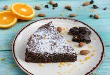 Torta caprese al profumo di arancia una dolce tentazione per una colazione gustosa