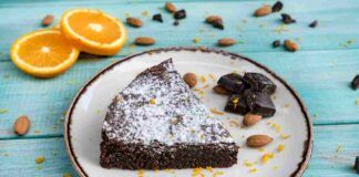 Torta caprese al profumo di arancia una dolce tentazione per una colazione gustosa